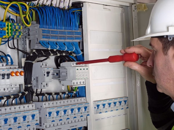 Manutenção elétrica preventiva: por que isso importa tanto?